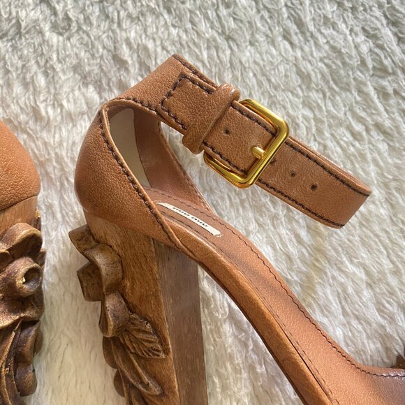 Miu Miu Vintage Camel Tan Floral Carved Wood Heel Platform Sandals – Size IT 38 - Picture 13 of 16